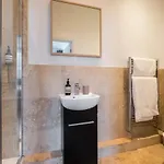 The Artists Loft - Luxury District With Private Parking アパート