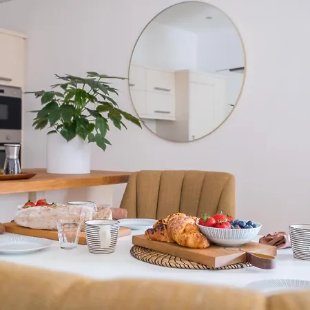 The Artists Loft - Luxury District With Private Parking Apartment